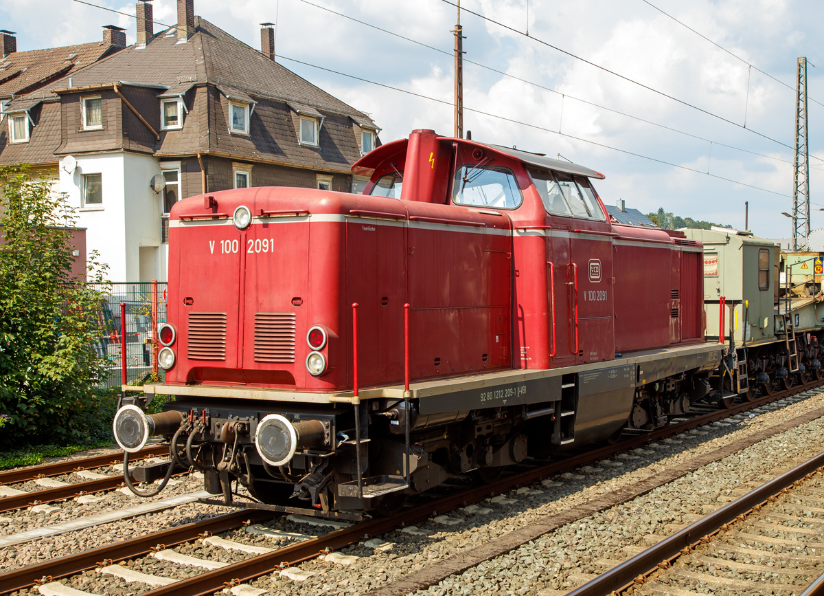 
Die V 100 2091 alias 212 209-1 (92 80 1212 209-1 D-VEB) der EB - Vulkan-Eifel-Bahn Betriebsgesellschaft mbH steht am 25.08.2019 mit einem Trafotransport der Amprion GmbH im Bahnhof Siegen-Geisweid.

Die V 100.20 wurde 1964 von MaK in Kiel unter der Fabriknummer 1000227 gebaut und als V100 2091 an die DB ausgeliefert. Zum 01.01.1968 erfolgte die Umzeichnung in DB 212 091-3 und als diese fuhr sie bis zur Ausmusterung 2002 bei der DB Cargo AG. Im Jahr 2003 ging sie dann an die VEB.
