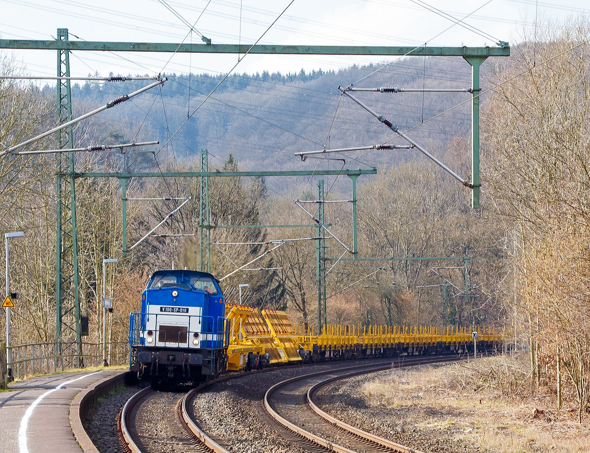 
Die V 100-SP-010 (92 80 1203 146-6 D-SLG) der SLG Spitzke Logistik GmbH, ex DR 110 847-1, ex DR 112 847-9, ex DB 202 847-0, fährt am 09.03.2016, mit zwei leeren Weichentransportwagen sowie einigen Flachwagen der Gattung Res, durch den Bf. Scheuerfeld(Sieg) in Richtung Siegen. 