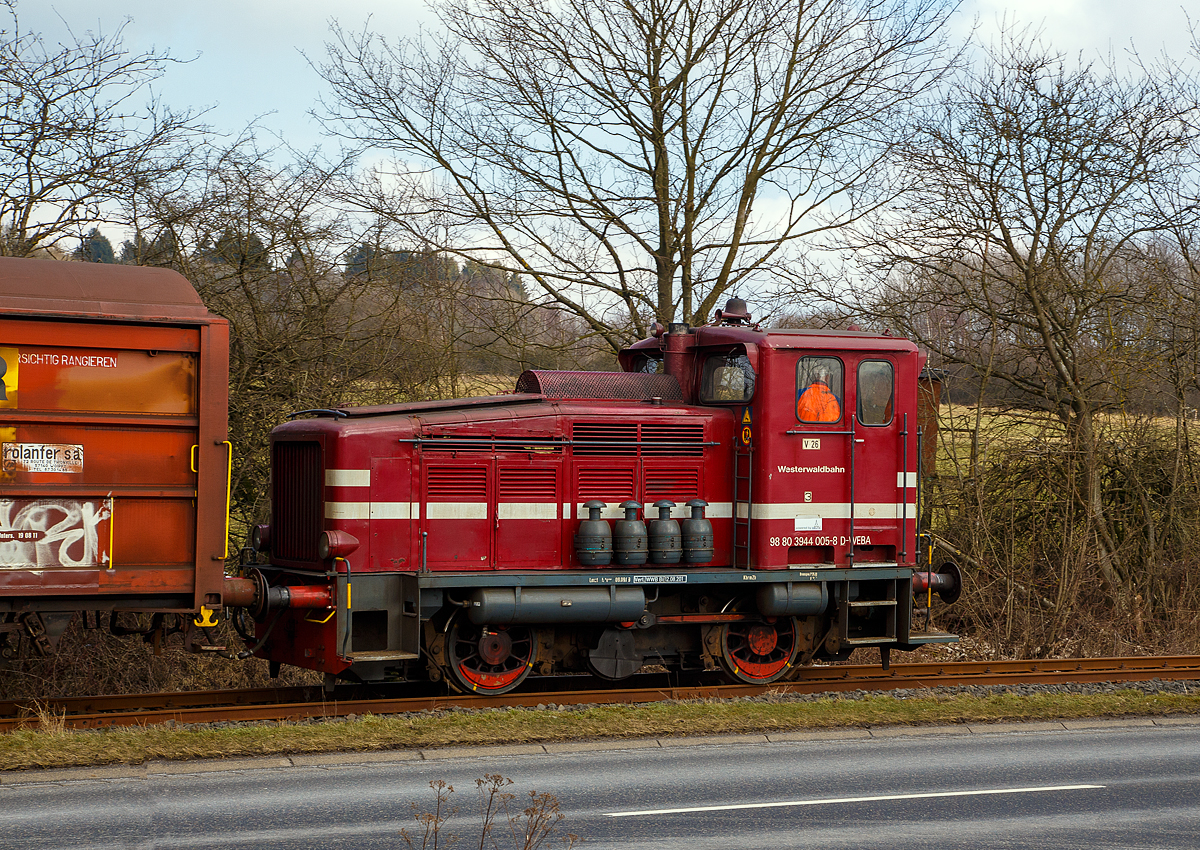 Die V 26.3 (Lok 3), UIC 98 80 3944 005-8 D-WEBA, der Westerwaldbahn (WEBA) eine Jung R 30 B, fährt am 09.03.2016 mit einem Güterzug nach Weitefeld, hier zwischen Elkenroth und  Weitefeld.

Die Jung R 30 B wurde 1957 von der Firma Arnold Jung Lokomotivfabrik GmbH, in Jungenthal bei Kirchen a.d. Sieg unter der Fabriknummer 12748) gebaut und als V 26.3 an die WEBA geliefert. Die V 26 können in Doppeltraktion fahren, in dieser Einsatzform werden sie Führerhaus an Führerhaus gekuppelt, an den Führerhausrückwänden sind Übergangsmöglichkeiten zur jeweils anderen Maschine. Die WEBA hatte 4 dieser Jung R 30 B Loks.

Die Maschinen besitzen ein hydraulisches Getriebe (diesel-hydraulische Lok), die Kraftübertragung erfolgt vom Flüssigkeitsgetriebe mittels Blindwellen über Treibstangen auf die Räder. 

Technische Daten: 
Spurweite: 1.435 mm (Normalspur)
Achsformel: B
Länge über Puffer:  7.680 mm
Achsabstand: 3.000 mm
Treib- und Kuppelraddurchmesser: 1.000 mm (neu)
Gewicht der Lok: 28 t
Höchstgeschwindigkeit: 46 km/h (23,4 km/h im Rangiergang)
Leistung: 191 kW (260 PS)
Kleinster befahrbarer Radius: 180 m
