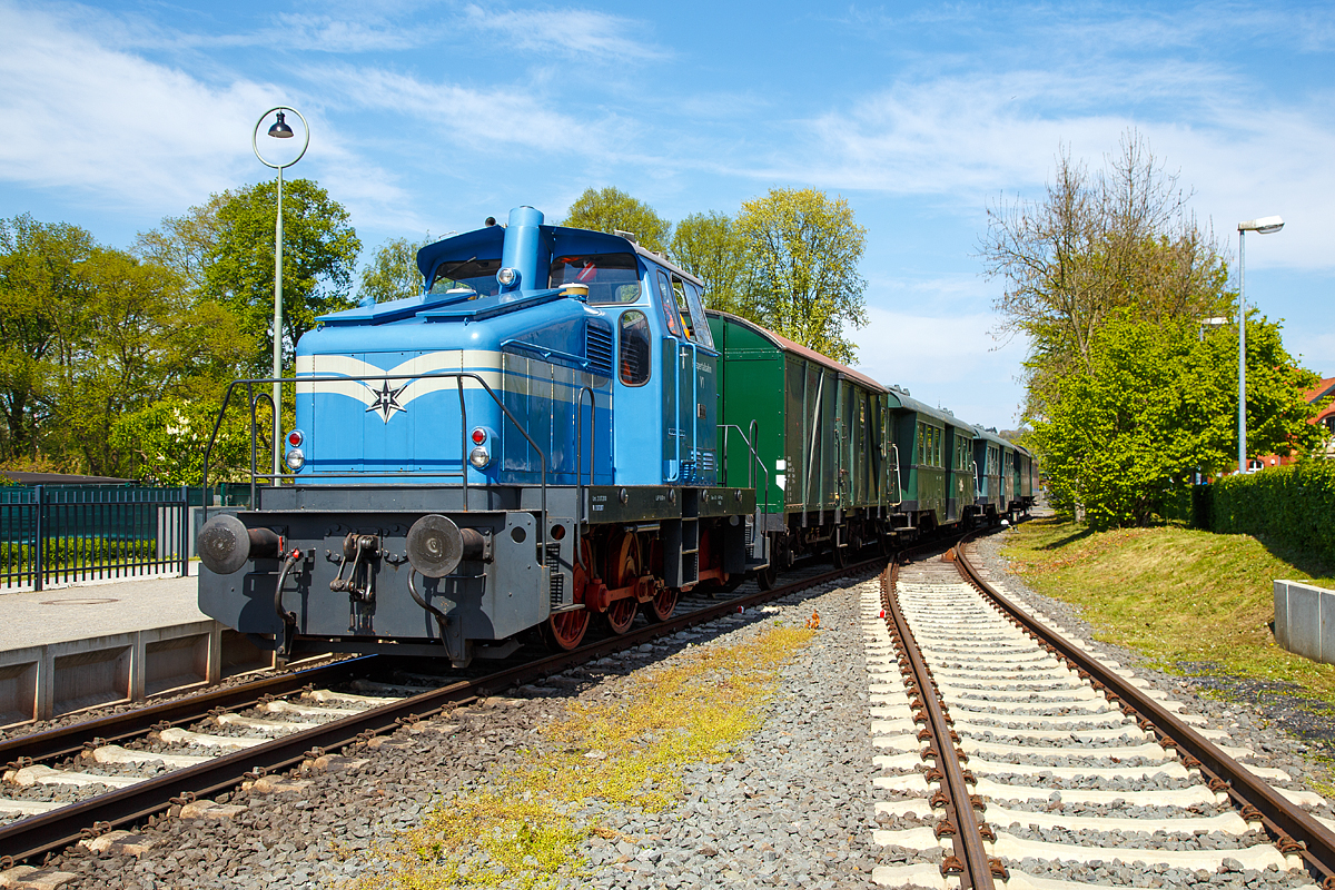 
Die V1 der Hespertalbahn e. V. , eine Henschel DH 360 Ca (Fabriknummer 30321, BJ 1961) steht am 30.April 2017 mit dem Museumszug im Essen-Kupferdreh zur Abfahrt bereit. 
Aufnahme vom Bahnübergang aus, zudem reine Museumsbahn.