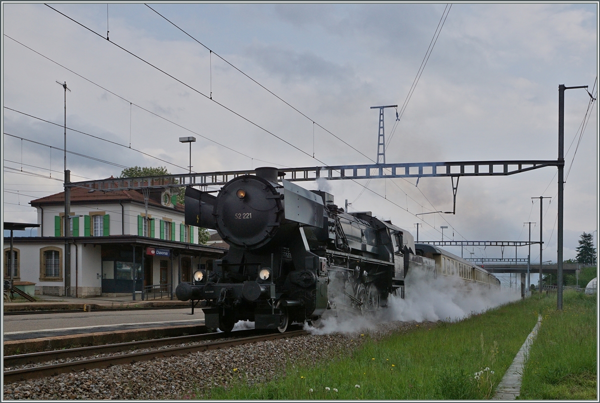 Die VVT 52 221 mit ihrem Extrazug 30502 bei der Durchfahrt in Chavornay. 
14. Mai 2016