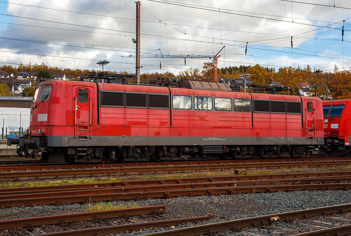 Die wieder an die DB Cargo Deutschland AG vermietete 151 053-6 (91 80 6151 053-6 D-Rpool) der Railpool steht am 01.11.2021 in Kreuztal in der Abstellgruppe.

Die Lok wurde 1974 von Krauss-Maffei in München-Allach unter der Fabriknummer 19672 gebaut und an die DB geliefert. Bis 31.12.2016 gehörte sie zur DB Cargo AG. Zum 01.01.2017 wurden je 100 sechsachsige elektrische Altbau-Lokomotiven der Baureihen 151 und 155 an den Lokvermieter Railpool verkauft. Die DB Cargo mietet daraufhin 100 Loks von Railpool wieder an. 
