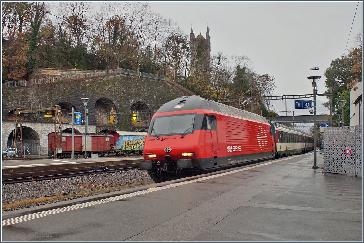 Dies eher banale Bild aus Vevey zeigt im Vordergrund eine SBB Re 460 mit einem einfahrenden IR 90, und im Hintergrund CEV und B-C Güterwagen sowie einen historisch anmutenden Umladekran. In der Bildmitte sorgt ein  ETCS -Signal für moderne Akzente. 

8. Dez. 2023