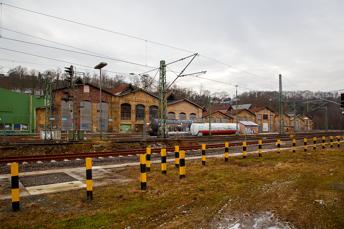 Dies sind noch die Reste vom ehemaligen BW Betzdorf (Sieg), die ehemaligen Schienenbus-Hallen und Werkst�tten, hier am 23.12.2021. In den letzten Jahren war es an einen gro�en B�rom�bel und Lagerk�sten Hersteller der Region vermietet. Bald soll es noch Pl�nen der Stadt, zu Betzdorfs neuen Mittelpunkt werden. Auf dem ca. 10.000 m� gro�en Areal sollen Wohnungen, Einkaufm�glichkeiten und Arbeitspl�tze entstehen. So steht wohl bald diesen Geb�uden auch der Abriss bevor. Der ehemalige Ringlokschuppen wurde bereits 2013/14 abgebrochen.