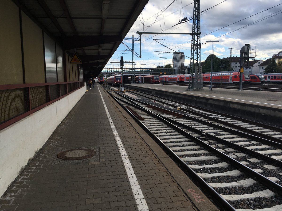Diese Bilder wird man in Ulm bald nicht mehr machen können...

... die 611 werden abgeschafft und modernisierte 612 sollen ihre Leistungen übernehmen!

Von dem unbeeindruckt stehen im Juli 2017 

IRE von Basel        IRE nach Neustadt (Schwarzw)    &    IRE nach Basel  

in Ulm Hbf