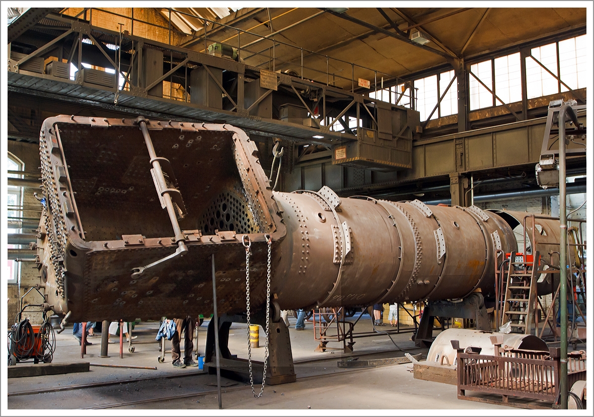 Diesen Kessel wird wohl Stefan am 18.01.2014 wieder heiß sehen....
Hier ist er noch am 24.08.2013 in der Revision in den Hallen vom Dampflokwerk Meiningen (DLW).....
Feuerbüchse und Langkessel (Baujahr 1935 bei Henschel und Sohn in Kassel) von der Schnellzugsdampflokomotive 01 202.