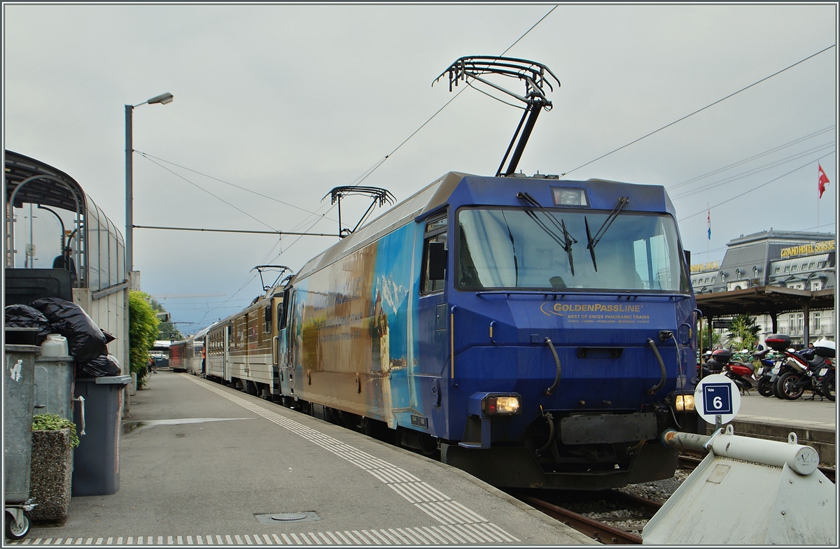 Doppelttraktion bei der MOB ist eher selten. Leider hatte ich Fotoapparat erst zur Hand, als der Zug mit der Ge 4/4 (Serie 8000) und der Ge 4/4 (Serie 6000) schon am Prolbock in Montreux stand.
4. Sept. 2014