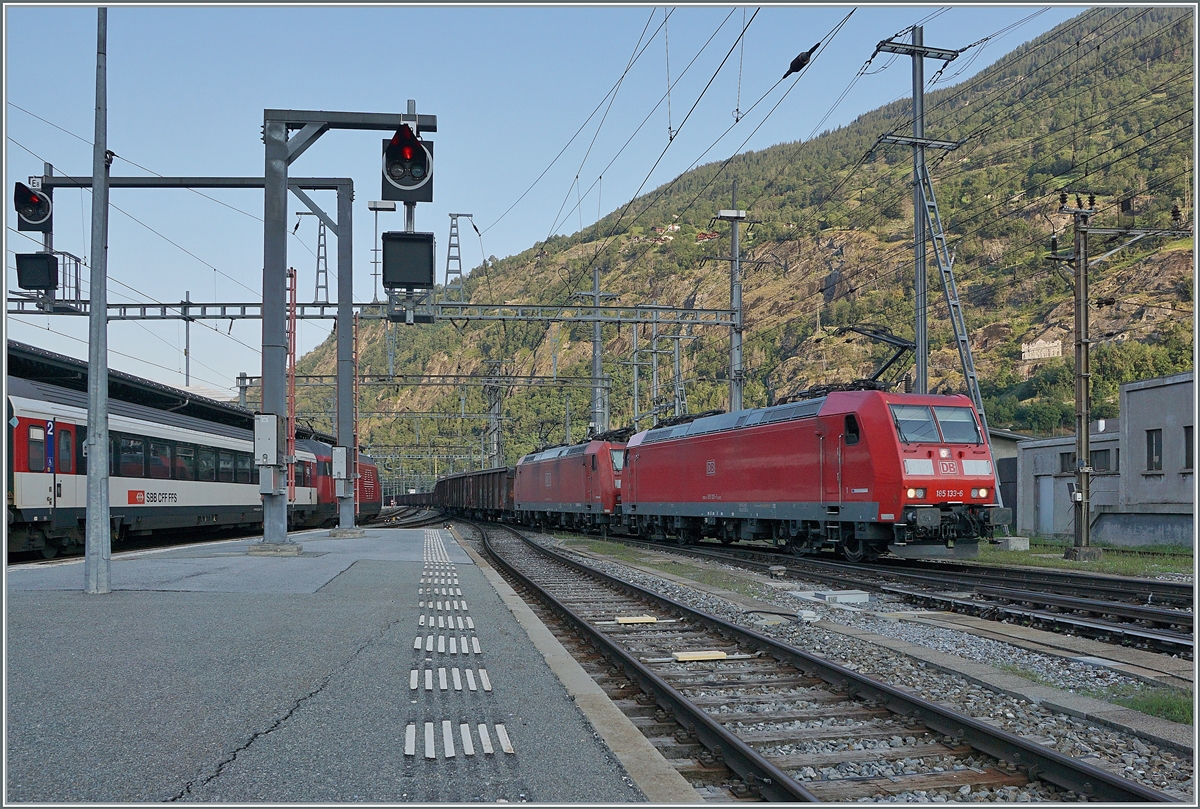 Drei DB 185 mit der 185 133-6 an der Spitze erreichen mit ihrem langen Tonerdezug den Bahnhof von Brig.

21. Juli 2021