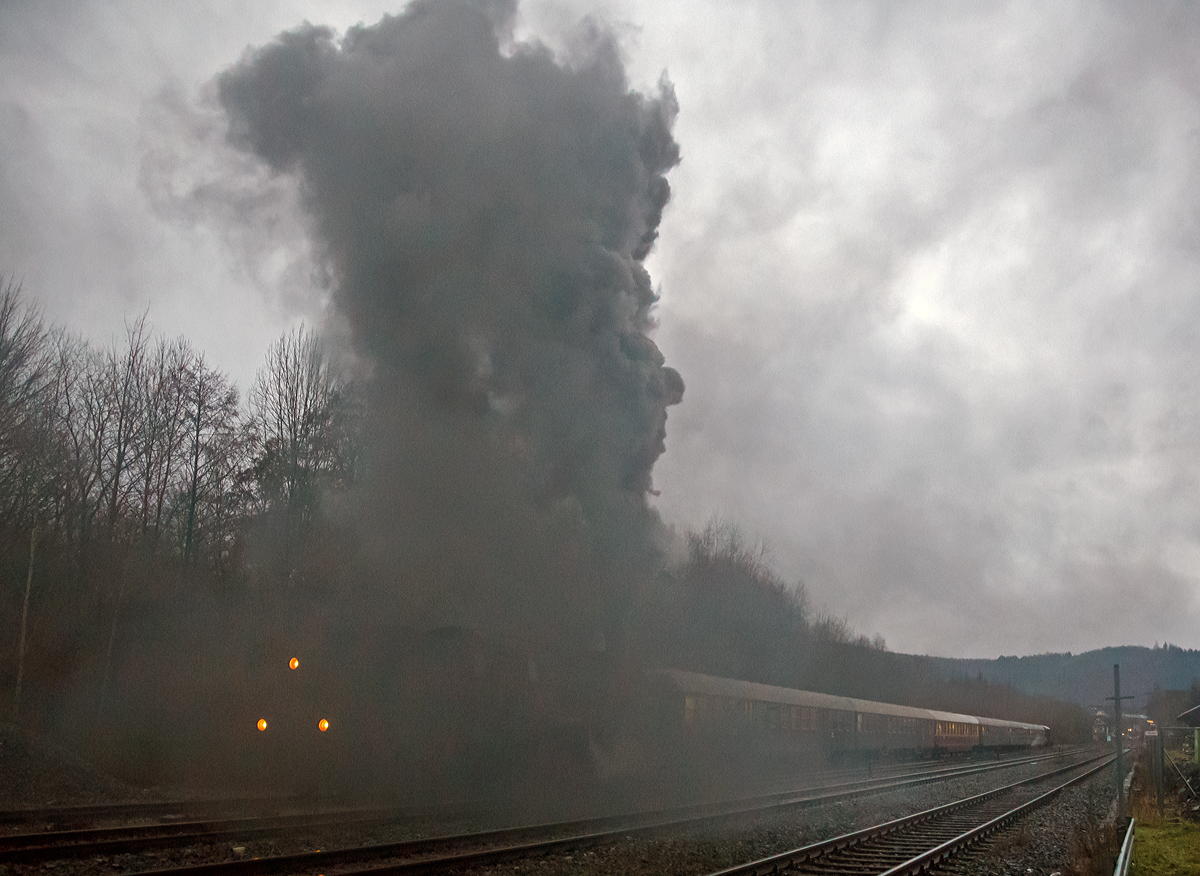 
Durch den mächtigen Rauch kann man die Dreizylinder-Güterzug-Dampflokomotive 58 311 der UEF Ulmer Eisenbahnfreunde (ex DR 58 1111-2, ex DR 58 311, ex G 12 Baden 1125), nur nach erahnen. Sie war mit dem Sonderzug der Eisenbahnfreunde Treysa e.V. von der Bindweide auf der Rückfahrt und musste im Bahnhof Herdorf am 26.01.2019 einen Gegenzug abwarten, nun hat sie Hp 2 (Fahrt) und es geht weiter.