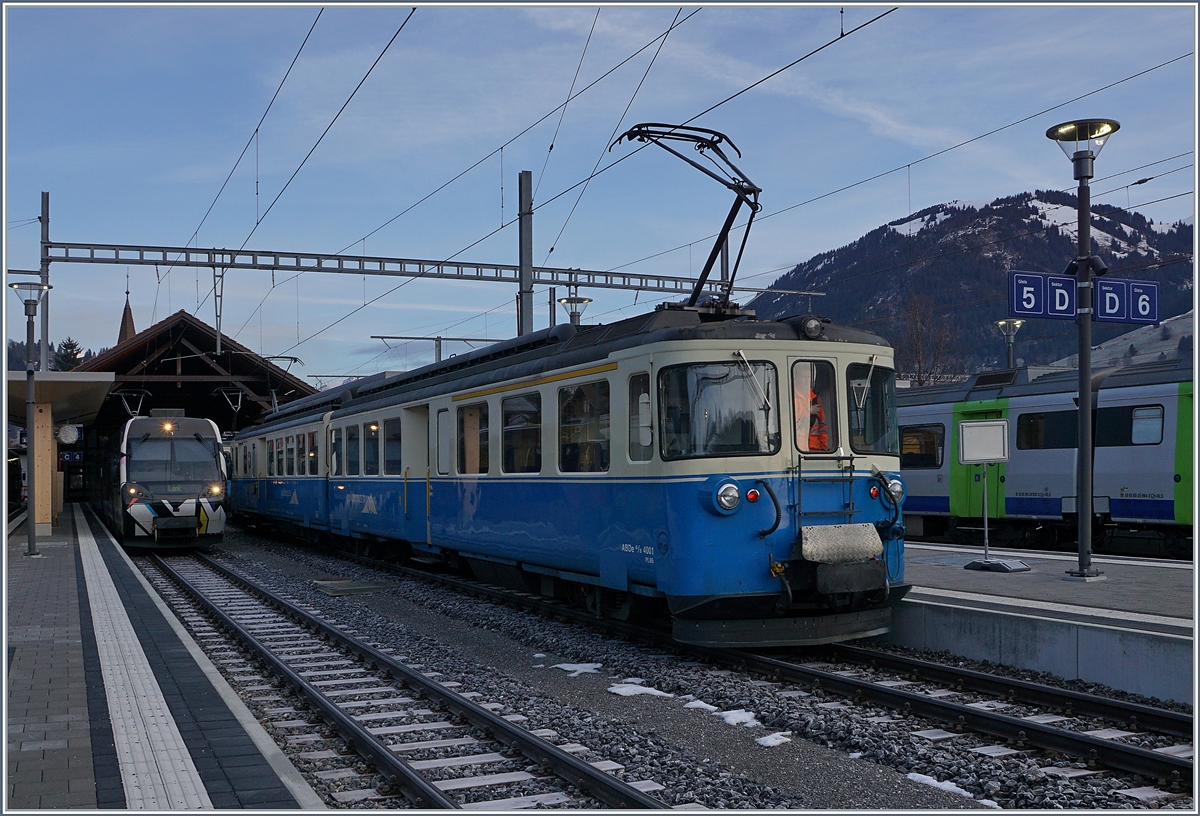 Durch den Streckenunterbruch Gstaad - Château d'Oex sind die zufàllig in Zweisimmen befindlichen ABDe 8/8 4001 und 4002 zur  Aufrechterhaltung des Verkehrs Zweisimmen - Gstaad und Zweisimmen - Lenk untentberlich: 
Das Bild zeigt den aus der Lenk eingetroffen ABDe 8/8 4001 SUISSE bei der Ankunft in Zweisimmen.
10. Jan. 2018