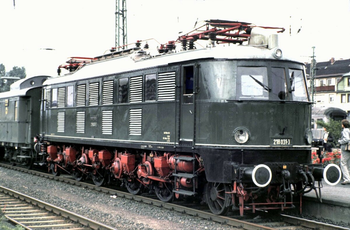 E 18 31 (DR) in Hildesheim im Mai 1990.