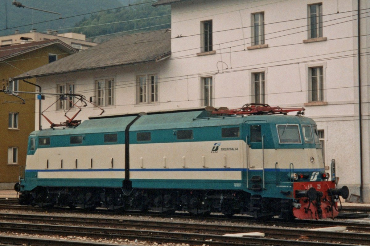 E 636 325 lauft am 4 Juni 2003 um in Trento.