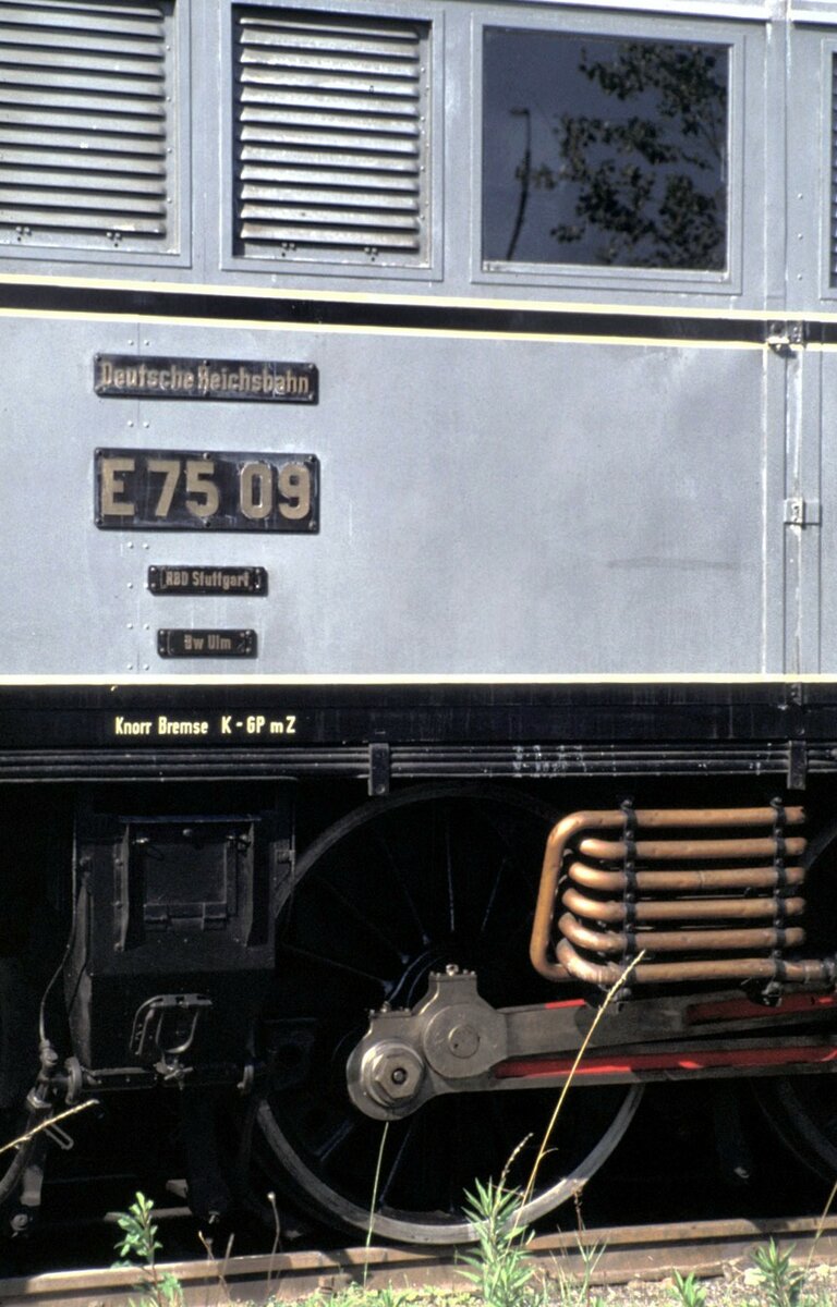 E 75 09 am Tag des Lokführers in Ulm am 20.09.1997. Beschilderung.