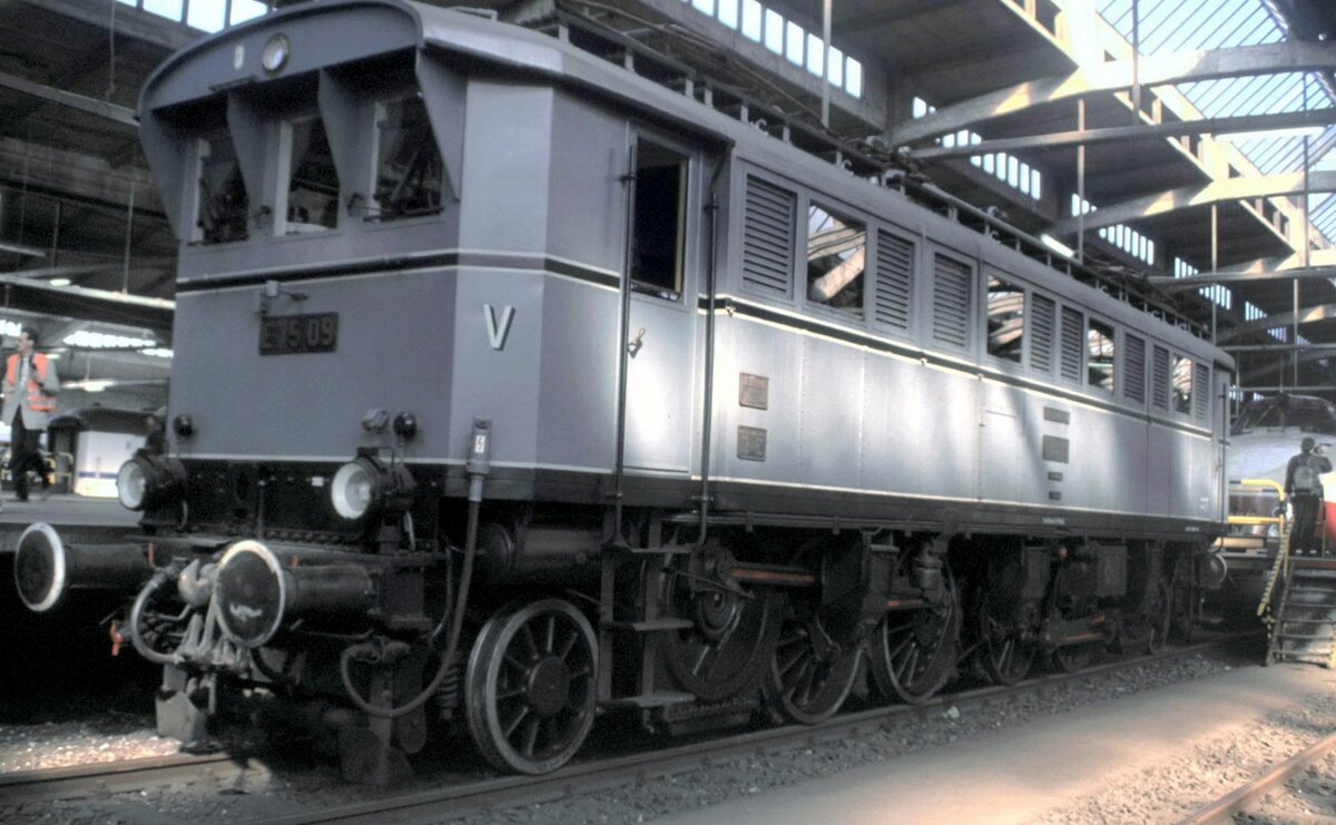 E 75 09 beim Jubiläum 100 Jahre DB Museum Nürnberg am 16.10.1999.