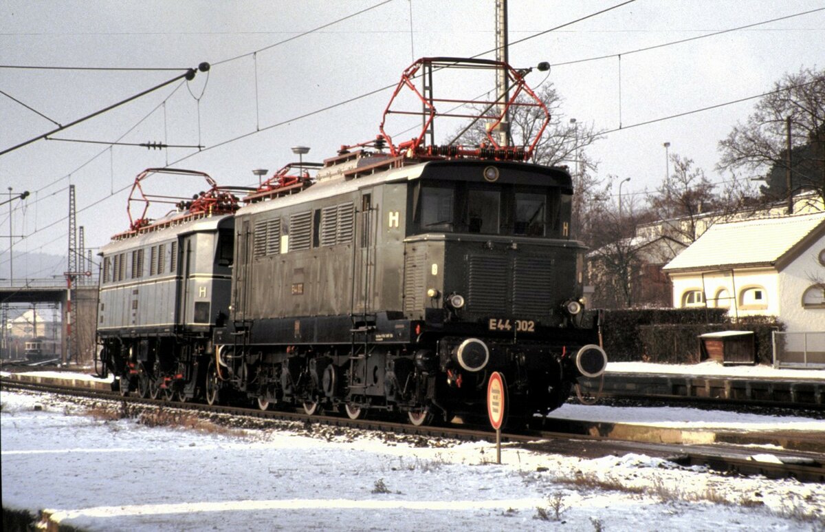 E 75 09 und E 44 002 in Ulm-Söflingen am 04.01.1987.