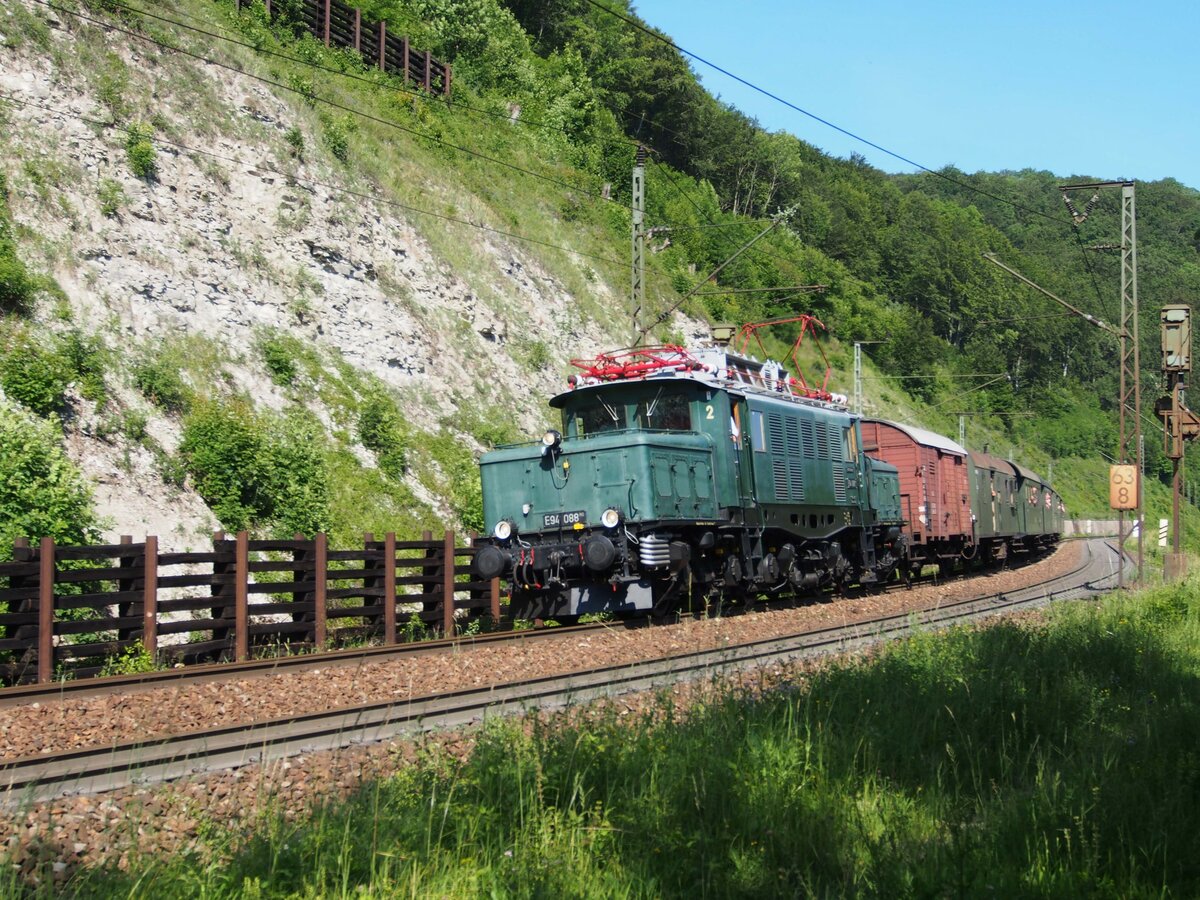 E 94 088 mit Sonderzug auf der Geislinger Steige am 22.08.2014.