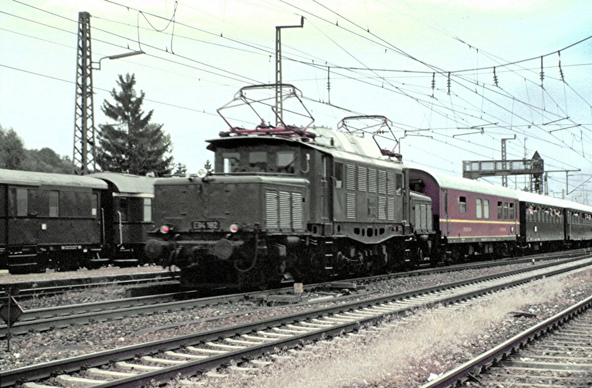 E 94 192 mit Sonderzug in Amstetten am 01.07.2000.