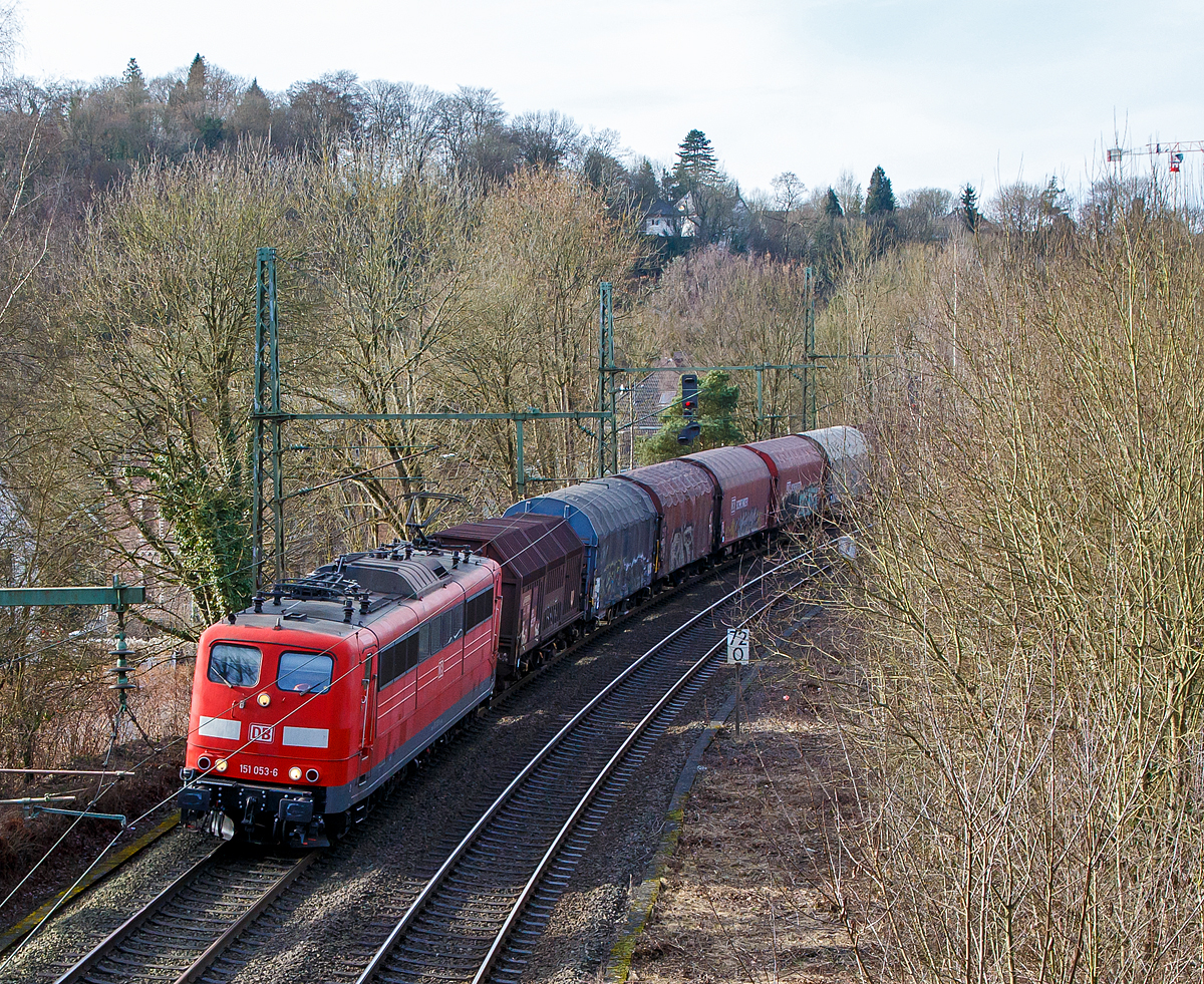 
Eigentlich hatte ich den RE 9 erwartet, war aber dann angenehm überrascht als ein Güterzug kam und das am Sonntag....
Die 151 053-6 (91 80 6151 053-6 D-DB) der DB Cargo Deutschland AG fährt am 05.02.2016 mit einem Coilgüterzug durch Wissen an der Sieg in Richtung Siegen bzw. Betzdorf/Sieg.