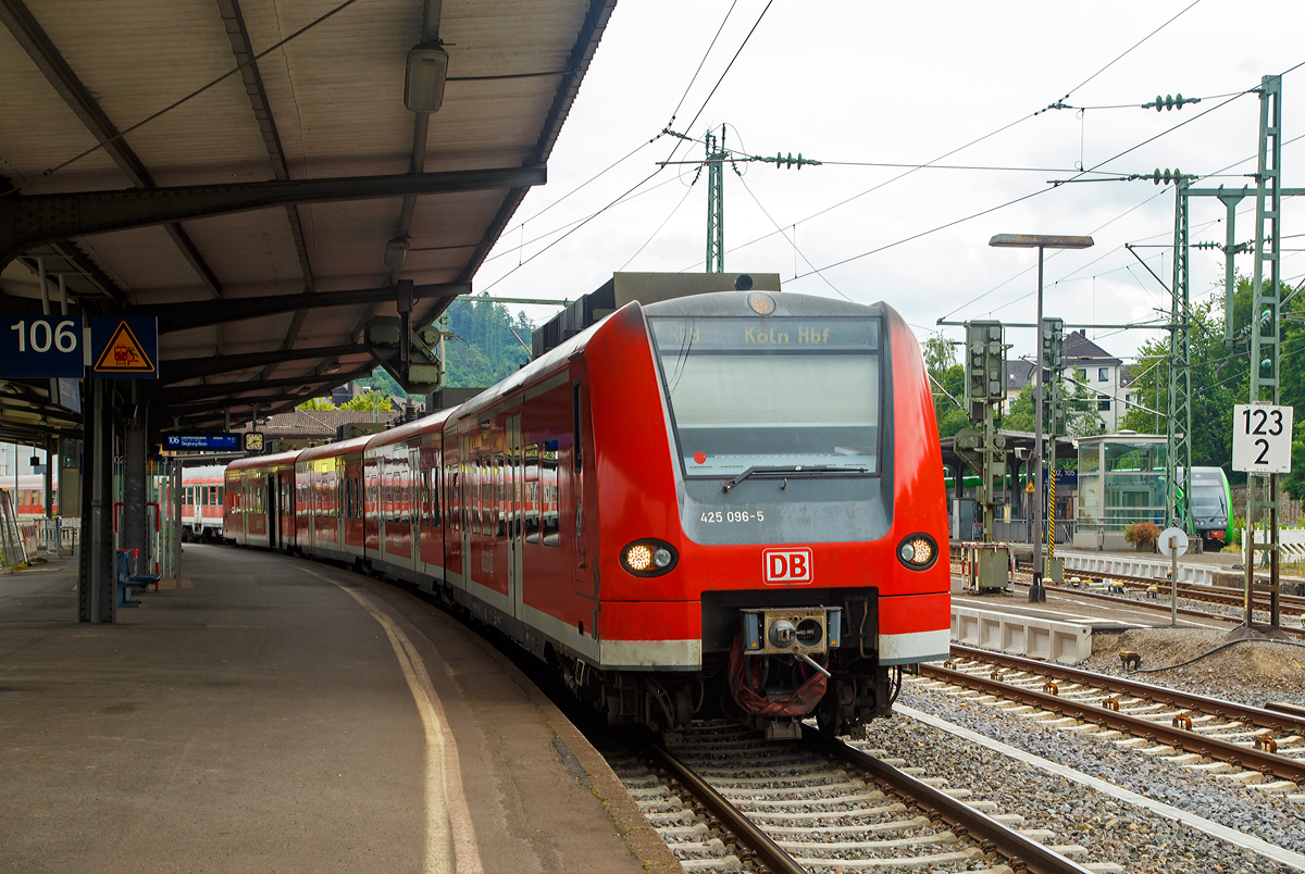 
Eigentlich kann man diese BR in Betzdorf/Sieg nicht sehen....Der 425 096-5 der DB Regio NRW, als zusätzlicher RE 9  - Rhein-Sieg-Express (Siegen-Betzdorf - Köln), am 02.07.2017 beim Halt im Bahnhof Betzdorf/Sieg. 
Grund der Zusatzzüge war die Veranstaltung Siegtal Pur  - Autofreies Siegtal - Von der Siegquelle bei Netphen bis Siegburg war die, über 125 km lange Strecke, wieder komplett autofrei. 
