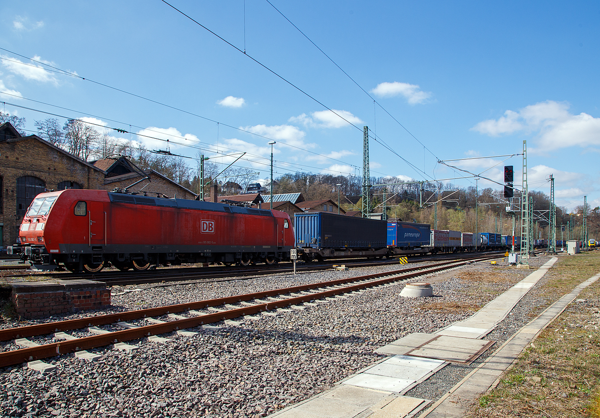 Eigentlich ist Karfreitag, aber es fährt trotzdem viel auf der Siegstrecke...
Die 185 082-5 (91 80 6185 082-5 D-DB) der DB Cargo AG fährt am 02.04.2021, mit einem KLV-Güterzug, durch Betzdorf/Sieg in Richtung Siegen.

Die TRAXX F140 AC1 wurde 2002 bei Bombardier in Kassel unter der Fabriknummer 33497 gebaut.
