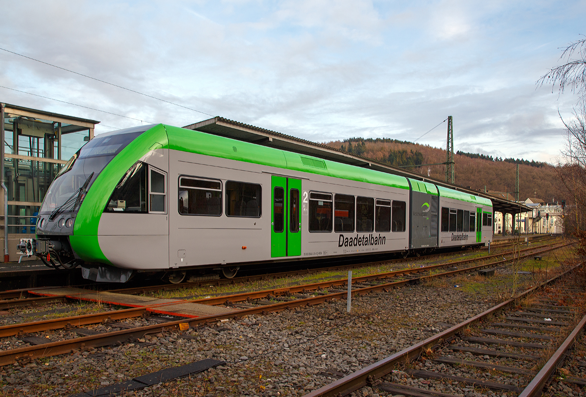 
Ein alter Bekannter bei einem neuen Eigentümer und in einem neuen Design......
Ein Stadler GTW 2/6 (95 80 0946 418-0 D-WEBA / 95 80 0646 418-3 D-WEBA / 95 80 0946 918-9 D-WEBA) der Westerwaldbahn (WEBA), ex VT 118 der Hellertalbahn steht am 12.12.2015, als RB 97  Daadetal-Bahn   (Betzdorf/Sieg – Daaden), im Bahnhof Betzdorf zur Abfahrt nach Daaden bereit.

Ich persönlich sehe das neue Design als eine sehr gelungen Farbgebung an. 
