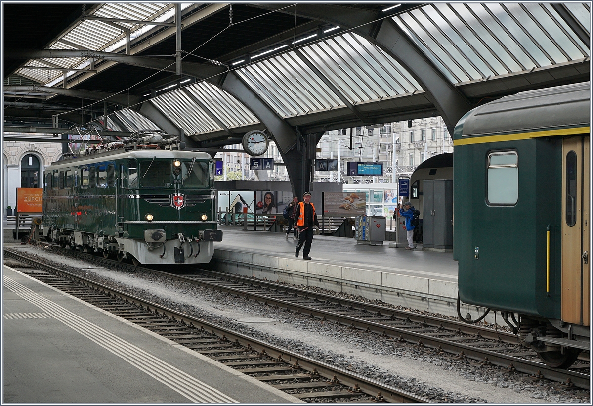 Ein Bild, wie aus (gar nicht so) alten Zeiten, als noch Komposition mit Lokomotiven statt Triebzüge das Betriebsgeschehen prägten: Die Ae 6/6 vom Verein Mikado hat ihren Zug nach Zürich gebracht wo er für die Weiterfahrt von einer anderen Lokomotive übernommen wird.

24. August 2018