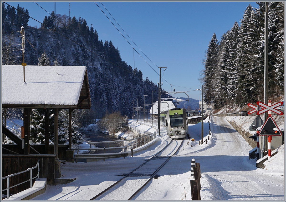 Ein BLS RABe 535 Lötschberger als RE Bern - Luzern kurz nach Trubschachen.
6. Jan. 2017