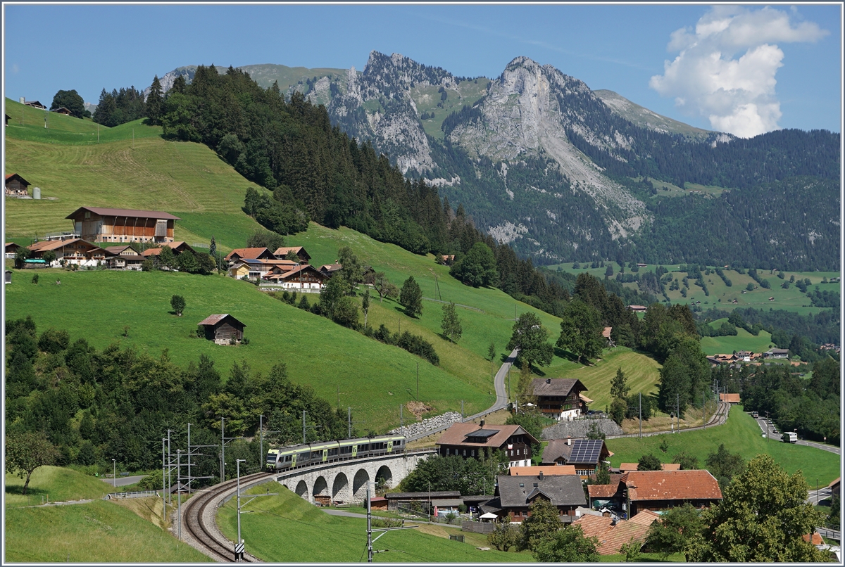 Ein BLS RABe 535  Lötschberger  ist als Regionalzug 6819 von Bern nach Zweisimmen bei Garstatt unterwegs. 

11. August 2020