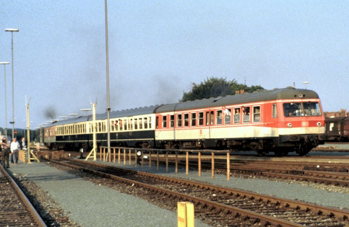 Ein bunt zusammengesetzter 614 beim Jubiläum 150 Jahre Deutsche Eisenbahn in Nürnberg am 18.08.1985.