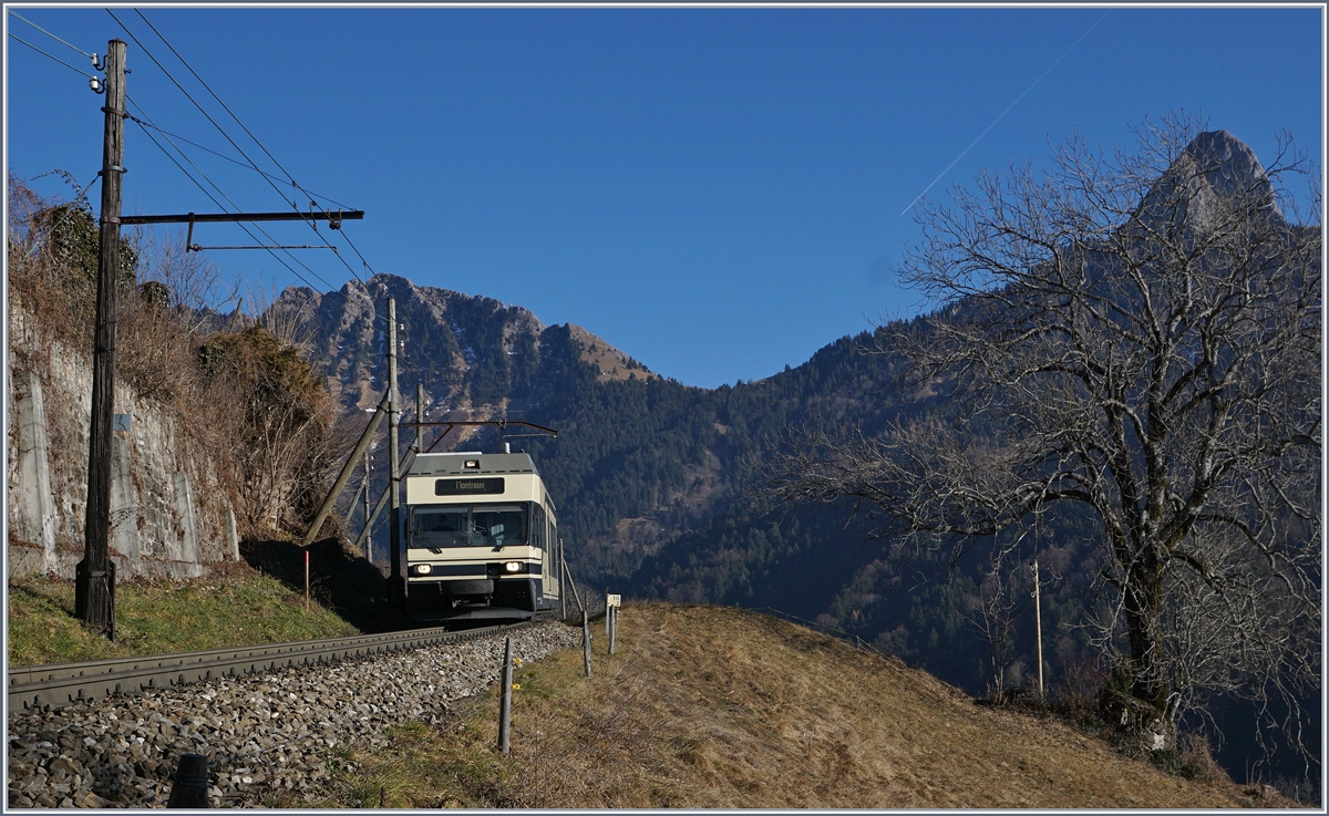 Ein CEV MVR GTW Be 2/6 hat Les Avents verlassen und färht nun Richtung Montreux. Dies lange Jahre vertraute Bild ist bald Vergangenheit, werden doch die GTW werden an die BTI abgegeben.
28. Dez. 2016