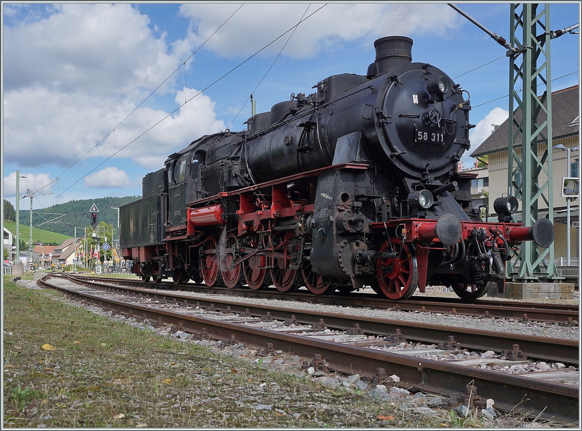 Ein Dampflok und dann erst noch auch der  L�nderbahn  Zeit h�tte ich in Baiersbronn nicht erwartet. Die D-UEF 90 80 0058 311-6 oder pr�gnanter die 058 311 wartet auf ihren n�chsten Einsatz.

12. Sept. 2021