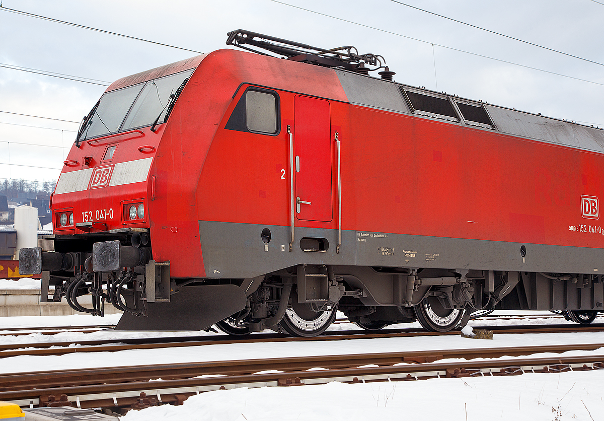 
Ein Detailbild auf einer BR 152 (Siemens ES 64 F) hier von der 152 041-0 (91 80 6152 041-0 D-DB) der DB Cargo Deutschland AG welche am 28.01.2017 in Kreuztal abgestellt war.