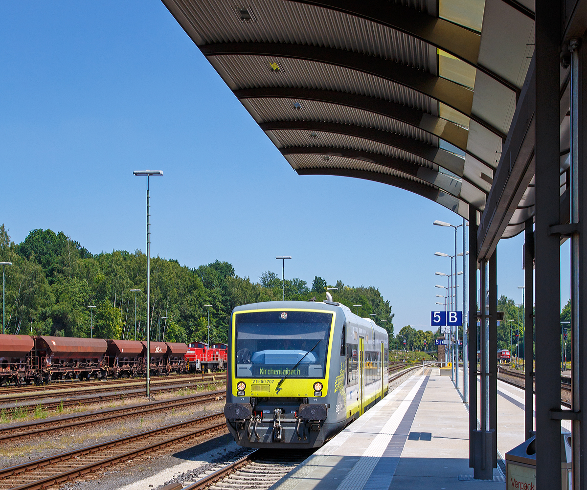 
Ein etwas andere Zuschnitt als das BB-Bild...
Der VT 650.707 (95 80 0650 707-2 D-AGIL) ein Stadler Regio-Shuttle RS1 (BR 650) der agilis Verkehrsgesellschaft mbH & Co. KG erreicht am 01.07.2015 den Bahnhof Marktredwitz, er fährt die Verbindung Hof - Marktredwitz - Kirchenlaibach (Umlauf ag 84540).  
Die agilis ist ein Tochterunternehmen der Benex und der Hamburger Hochbahn. 

Der Stadler Regio-Shuttle RS1 wurde 2010 bei Stadler Pankow GmbH in Berlin unter der Fabriknummer 38822 gebaut.