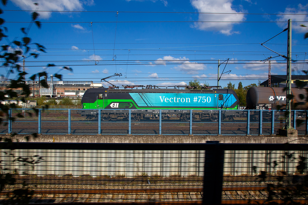 Ein etwas anderes Bahnbild....
Der Vectron #750, die an die RTB CARGO GmbH vermietete Siemens Vectron MS der ELL - European Locomotive Leasing (Wien) 193 756 (91 80 6193 756-4 D-ELOC) fährt am 08.10.2021 mit einem Ethanol-Kesselwagenzug, über die Siegstrecke kommen durch den Bahnhof Troisdorf in Richtung Köln. Aufnahme aus einem Zug heraus.

Die Siemens Vectron MS wurde 2019 von Siemens Mobilitiy in München-Allach unter der Fabriknummer 22683 gebaut und an die ELL, den Vectron Kunden, geliefert. Es war der 750. Vectron der von Siemens gebaut wurde.