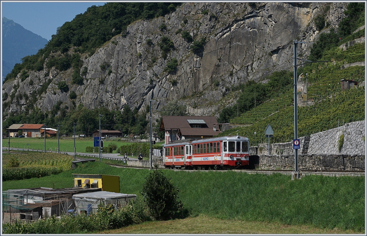 Ein ex  Birisigtal  Pendelzug mit Be 4/4 und Bt  ist zwischen Aigle und Ollon auf dem Weg nach Monthey Ville.

26. August 2016