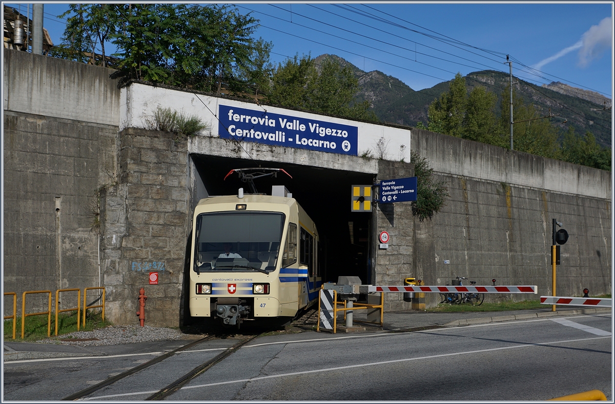 Ein FART CEX  Centovalli Express  verlässt den unterirdischen Bahnhof von Domodossola und macht sich auf den wunderschöne Weg nach Locarno.
18. Sept. 2017 
