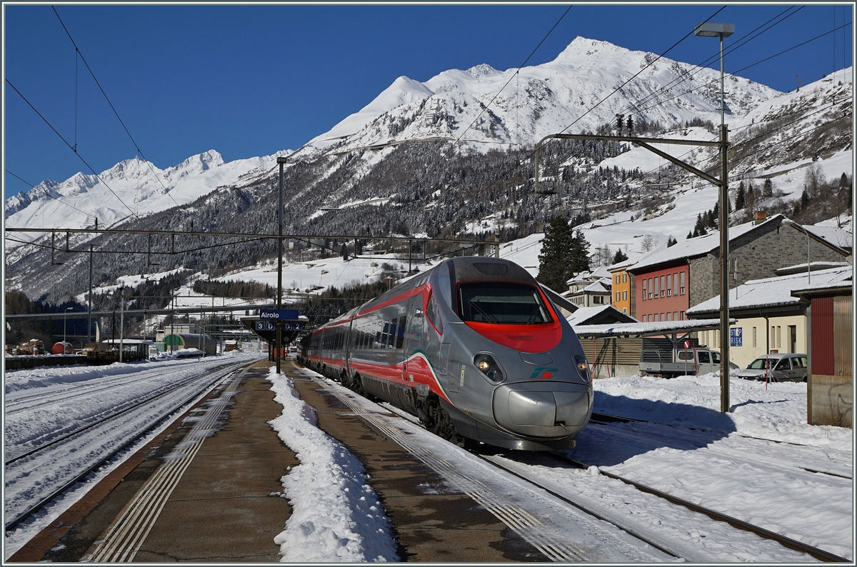 Ein FS ETR 610 auf der Fahrt von Zürich nach Milano als EC 15 bei der Durchfahrt in Airolo.
11. Feb. 2016