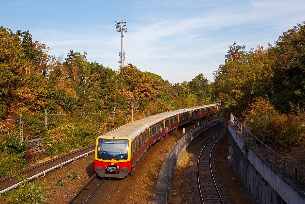 Ein Ganzzzug der BR 481/482 der S-Bahn Berlin hat die Station Berlin Messe Süd (Eichkamp) verlassen und fährt am 18.09.2018 als Linie 3 weiter nach Spandau.

Ein Ganzzug besteht jeweils aus vier Viertelzüge der Baureihe 481 und 482. Diese Baureihe der S-Bahn Berlin ist z.Z. noch jüngste Baureihe der S-Bahn Berlin und zugleich die derzeit meistgenutzte. Bereits 1990 setzten sich Vertreter der Berliner Verkehrsbetriebe und der Deutschen Reichsbahn (die damaligen Betreiber der getrennten Berliner S-Bahn-Netze) zusammen, um die Anforderungen für eine neue Baureihe zu entwickeln. 1993 wurde das erste Vorführmodell der Öffentlichkeit vorgestellt.

Die Fahrzeuge sollten den modernen Ansprüchen gerecht werden. Je zwei Triebwagen – einer mit Führerstand (BR 481), der andere ohne (BR 482) – sind durch einen Übergang miteinander verbunden. Somit ist die kleinste betriebliche Einheit ist ein Halbzug bestehend aus zwei Viertelzügen, sprich vier Wagen.

Durch den Einsatz von Zügen mit moderner Bremsenergierückspeisung (wie der BR 481) kann im Gesamtnetz eine durchschnittliche Stromersparnis von 30 Prozent gegenüber den klotzgebremsten Vorkriegszügen erreicht werden. Angetrieben werden drei von vier Drehgestellen eines Viertelzuges.


TECHNISCHE DATEN BR 481/482 (zweiteilig bzw. Viertelzug):
Hersteller Vorserie (1996): Deutsche Waggonbau AG (DWA)  / AEG, bis 2000 DWA / Adtranz und ab 2001 Bombardier
Baujahre: 1996 bis 2004
Gebaute Stückzahl: 500 Viertelzüge (2000 Wagen)
Spurweite: 1.435 mm (Normalspur)
Achsformel: Bo’Bo’ +Bo'2'
Länge über Puffer: 35.800 mm
Fahrzeugbreite: 3.140 mm
Fahrzeughöhe: 3.585 mm 
Drehzapfenabstand: 12.100 mm
Achsabstand im Drehgestell: 2.200 mm
Fußbodenhöhe: 1.000 mm (durchgängig) 
Leergewicht: 59 t
Sitzplätze: 94 
Stehplätze (2 Pers./m²):  200
Trieb- und Laufraddurchmesser:  820 mm (neu) / 760 mm abgenutzt
Leistung: 6 x 100 kW = 600 kW
Motorentyp: 6 Stück Drehstrom-Asynchron-Motor DKABZ 2806-4B
Höchstgeschwindigkeit: 100 km/h (z. Zt. durch das Eisenbahn-Bundesamt auf 80 km/h heruntergesetzt)
Max. Beschleunigung: 1,0 m/s² 
Max. Bremsverzögerung: 1,3 m/s²
Speisespannung: 750 V DC (seitliche über Stromschiene)