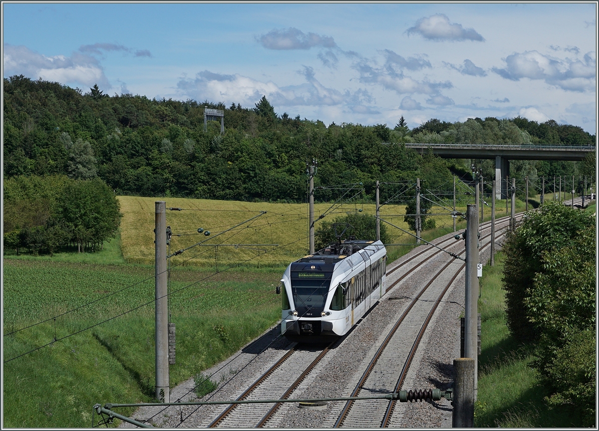 Ein GTW RABe 526 erreicht als S 22 nach Jestetten den Halt Bietingen.
17. Juni 2016