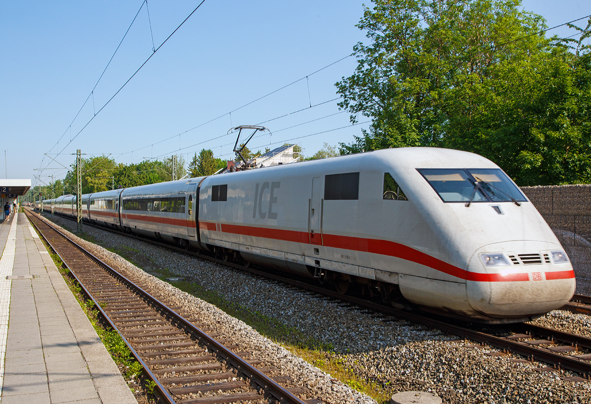 
Ein ICE 1 rauscht am 05.06.2019 durch Gröbenzell in Richtung München.