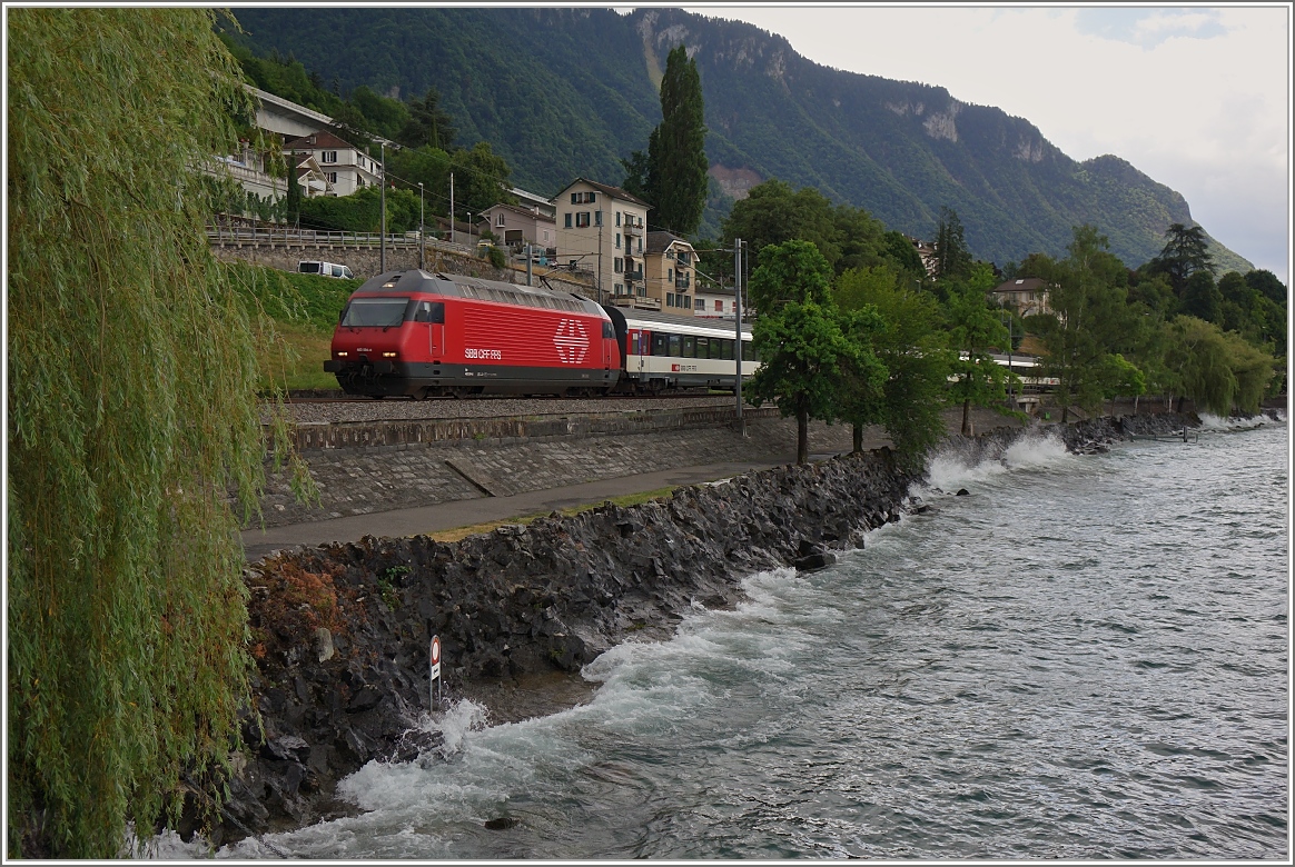 Ein IR auf der Fahrt von Brig nach Genf Flughafen fährt am aufgewühlten Genfersee entlang.
Während ich auf einen Zug wartete gab es wegen des starken Windes hohe Wellen, doch in dem Augenblick als der IR vorbei fuhr machten Wind und See Pause...
(25.07.2015)
