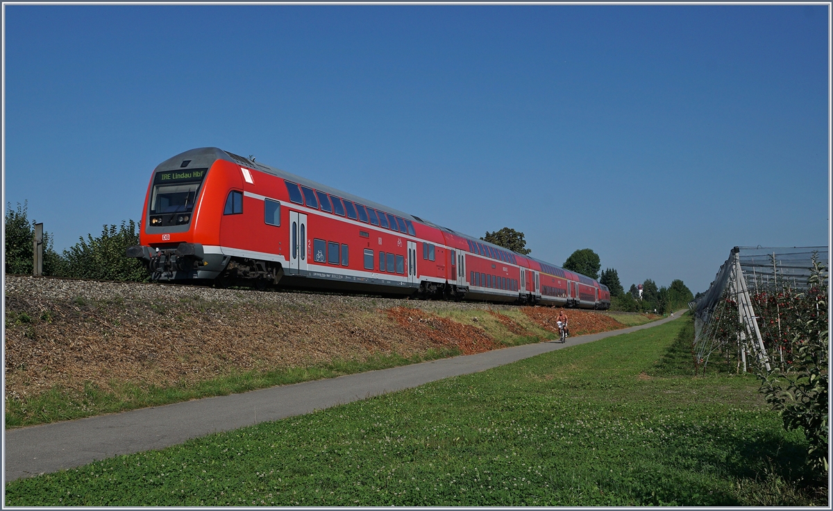 Ein IRE von Stuttgart nach Lindau bei Kressbronn. Zur Zeit ist die Strecke Friedrichshafen - Lindau umbaubedingt gesperrt und wird danach elektrifiziert und mit zeigemässen Sicherungstechnik ausgerüstet wohl kaum wieder zu erkennen sein. 

9. Sept 2016