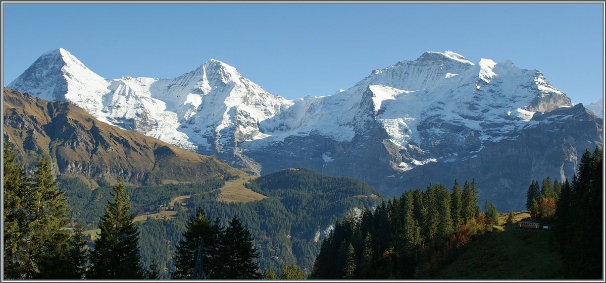 Ein Landschaftsbild mit drei Pixel  Bahn , doch selbst wenn der BLM Zug grösser zu sehen wäre, wurde die Landschaft dem Zug die Show stehlen. 
Zudem war es eine solcher Blick, welcher dem Erbauer der Jungfraubahn die Idee zur Streckenführung gab.
Bei Grütschalp, den 24. Okt. 2013 
