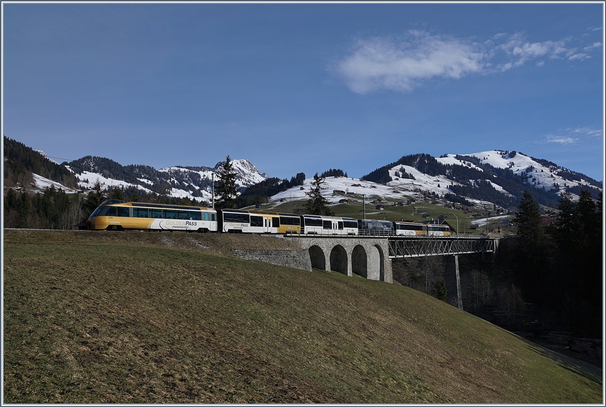 Ein MOB Panoramic Express auf der Brücke bei Flendruz auf der Fahrt nach Châteaux-D'Oex. 

02. April 2018