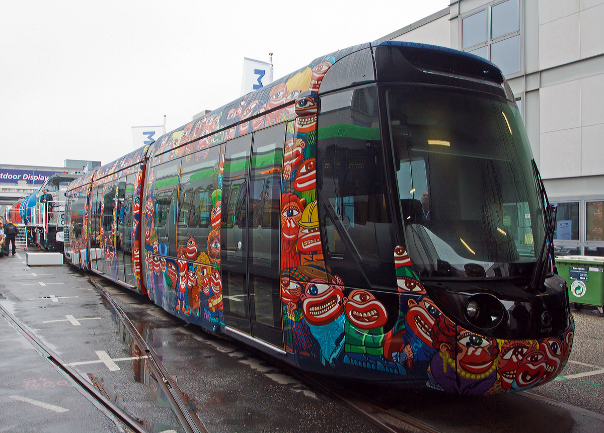
Ein Niederflur-Straßenbahn-Triebwagen ALSTOM Citadis Compact (eine dreiteilige Kurzvariante mit 22m Länge) für die französische Stadt Aubagne, in einem frischen und wunderschön gestaltetem Design, ausgestellt auf der InnoTrans 2014 in Berlin (26.09.2014). 

Das Design & Styling ist ein Gemeinschaftsprodukt von dem zeitgenössischen Künstler Hervé Di Rosa und Kindern der Schulen der Stadt Aubagne.

Technische Daten:
Spurweite: 1.435 mm
Länge: 22.000 mm
Breite: 2.400 mm
Höchstgeschwindigkeit: 70 km/h
Stromsystem: 750 V DC
Niederfluranteil: 100 %
Sitzplätze: 26
Stehplätze: 99 (4 Pers./m²)