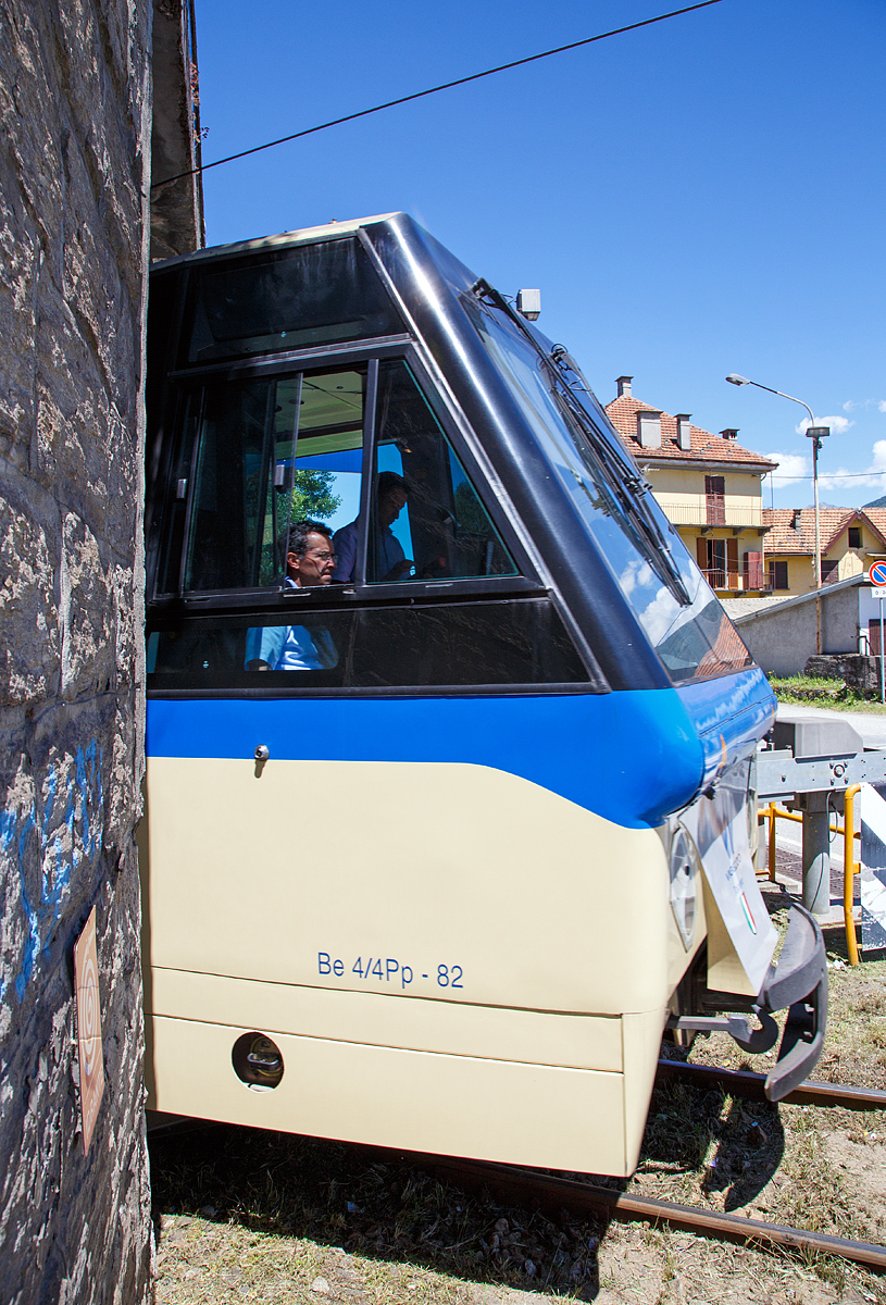 
Ein Panoramatriebzug der SSIF (Società subalpina di imprese ferroviarie) verlässt am 20.06.2016 den Bf Domodossola.