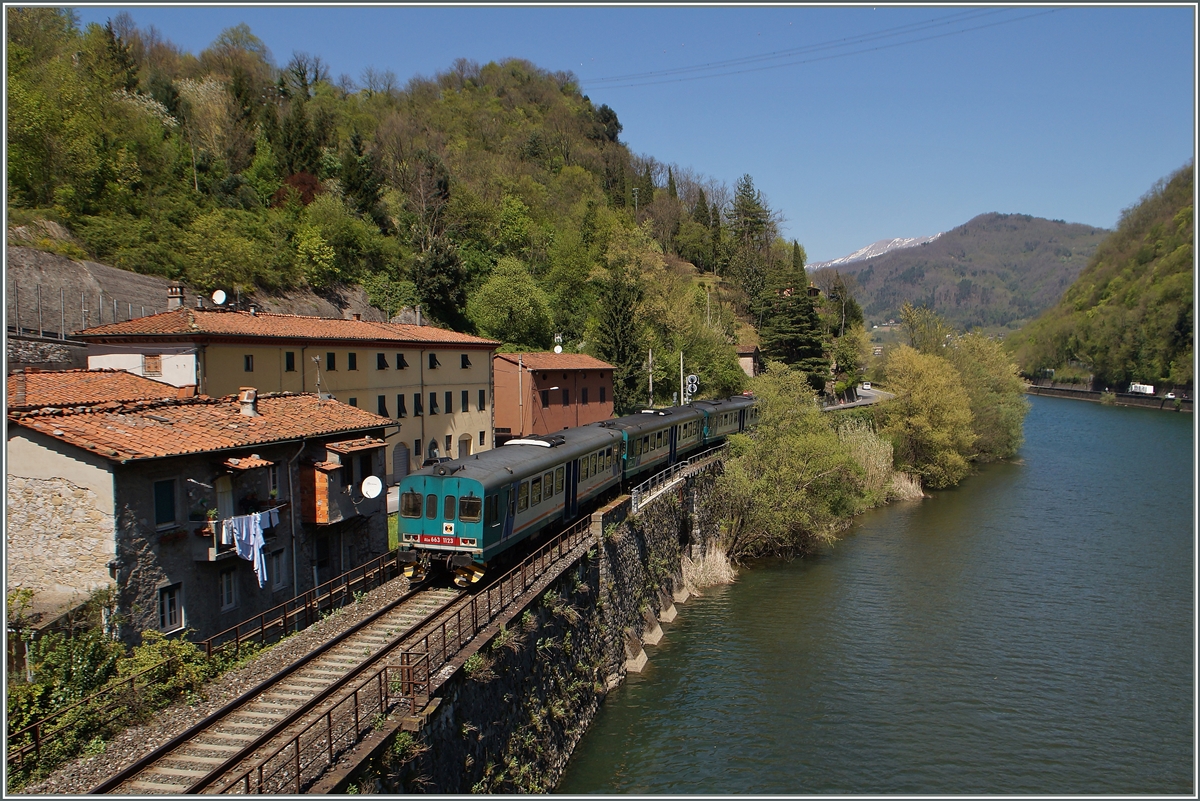 Ein Regionalzug mit einem ALe 668 an der Spitze und zwei Ale 663 (davn der ALe 663 1123 als Schlussläufer) auf der Fahrt Richtnung Aula kurz nach der Ponte della Maddalena.
20. April 2015