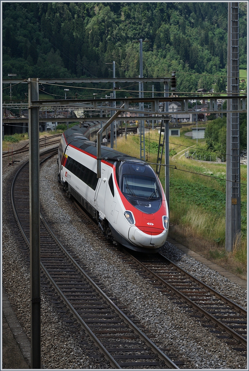 Ein SBB ETR 610 als  ICN  869 von Zürich nach Lugano bei Rodi Fiesso.
21. Juli 2016
