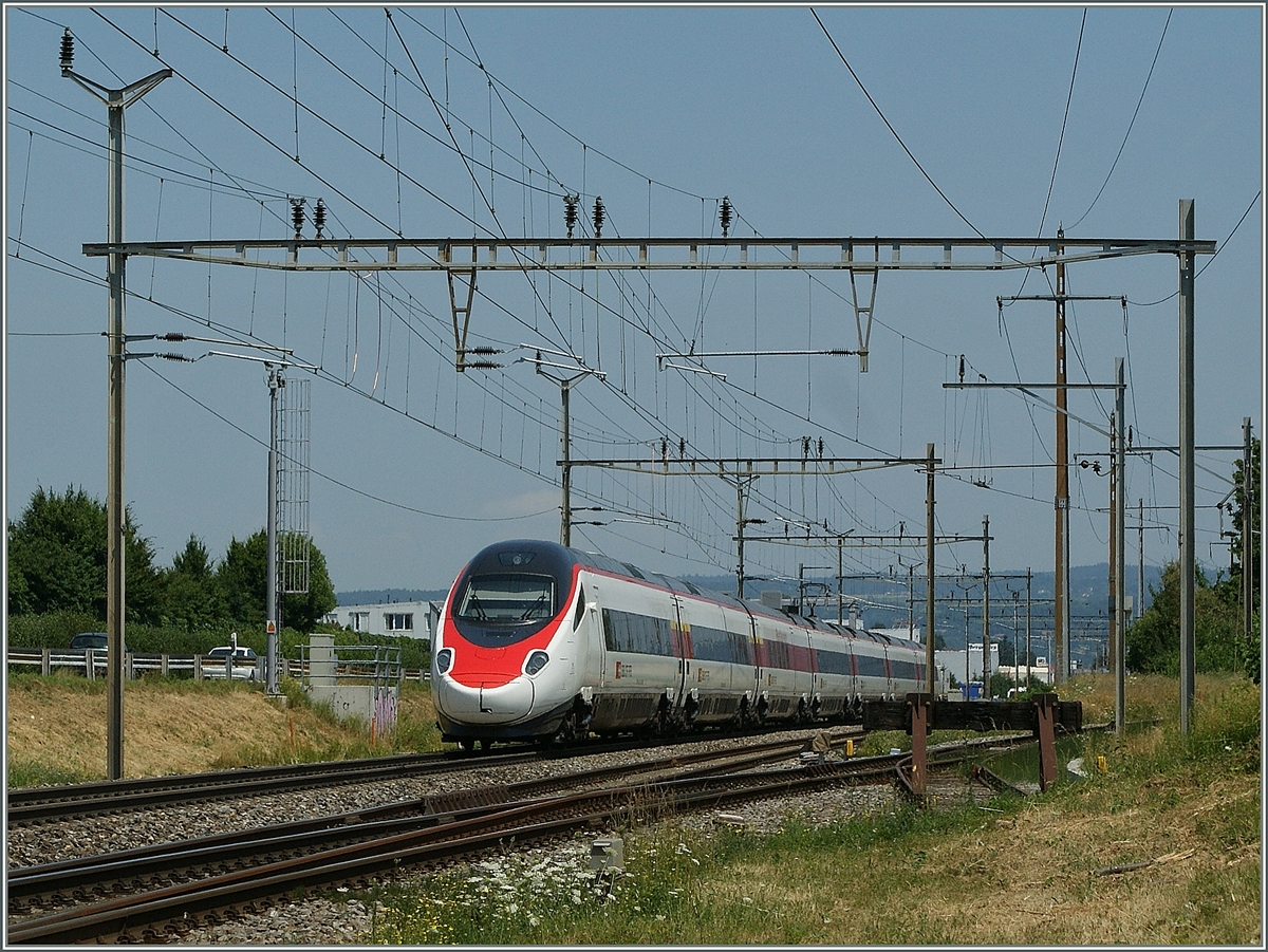 Ein SBB ETR 610 auf der Fahrt nach Milano bei Denges Echandens.
15. Juli 2013