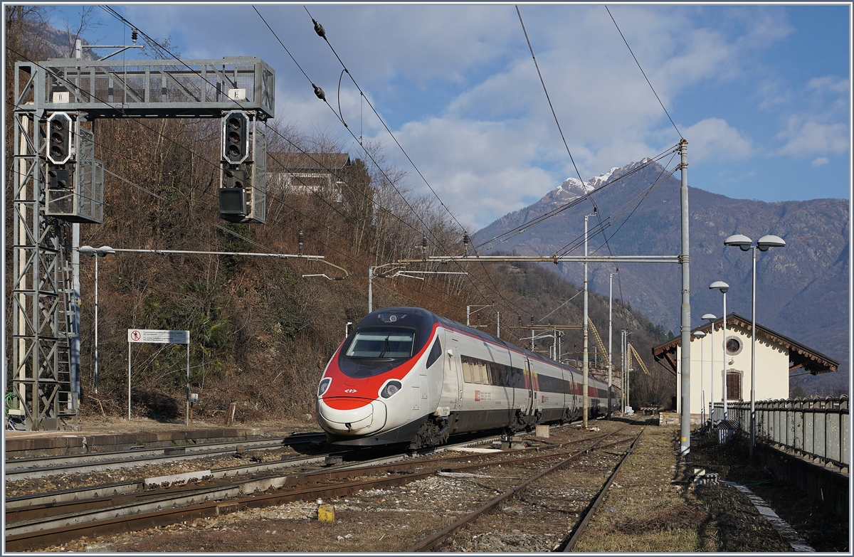 Ein SBB ETR 610 bzw. RABe 503 als EC 52 f�hrt in Preglia durch.
7. Jan. 2017